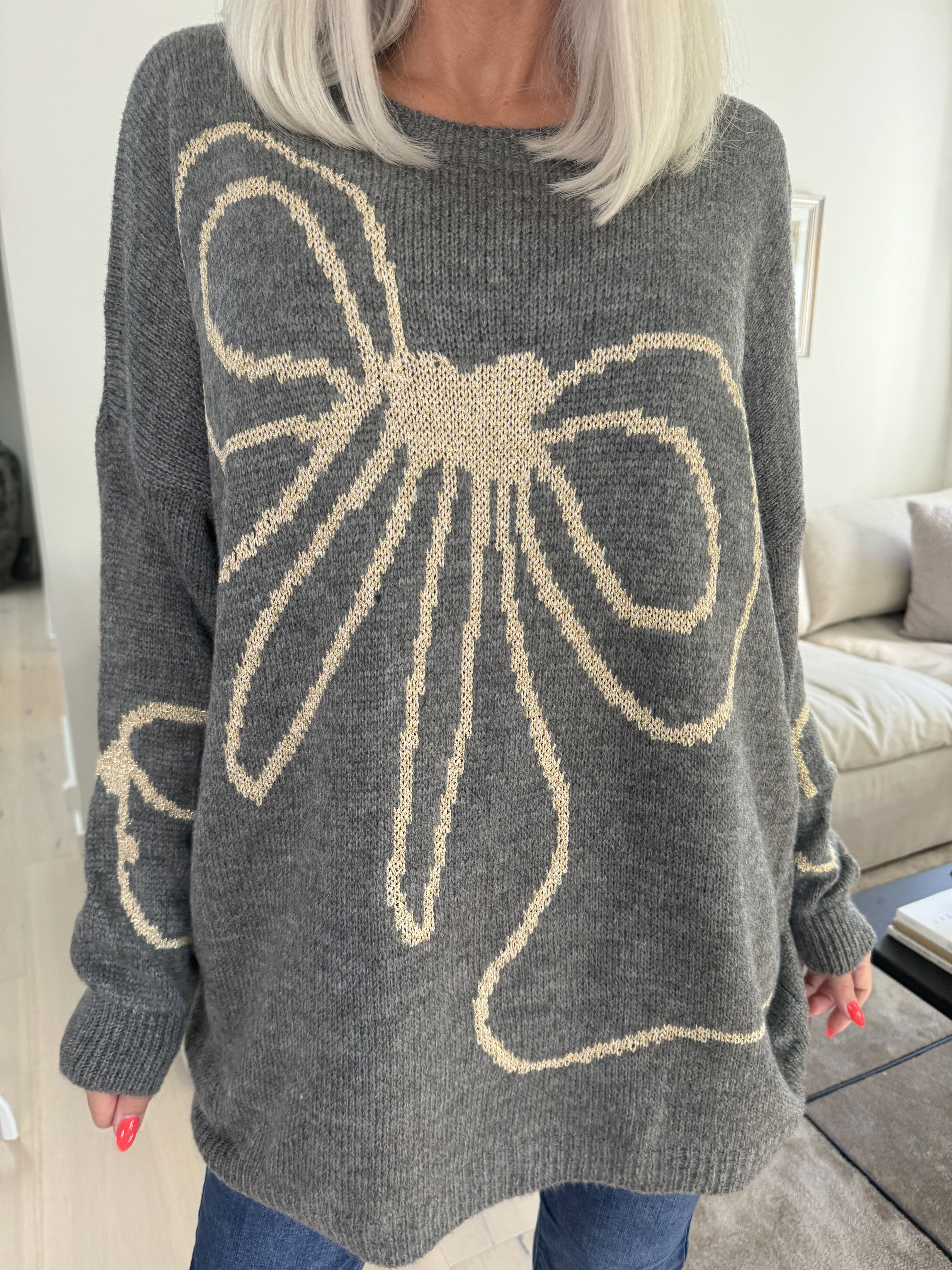 Ruby - Stickad tröja med ull och rosett i guldtråd